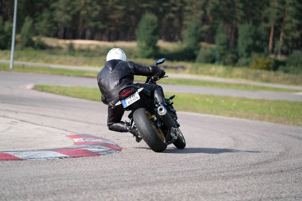 Motocicleta Prática Inclinando Para Canto Rápido Pista — Fotografia de Stock