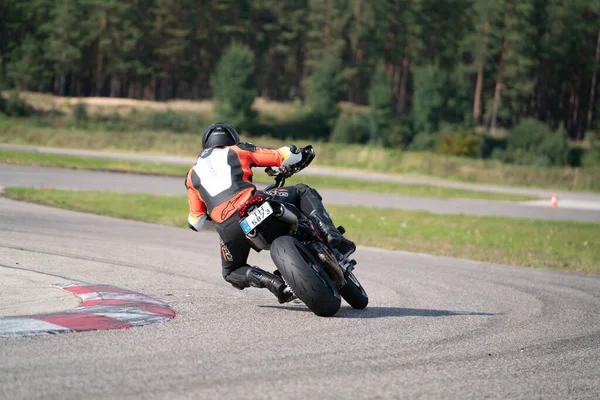 2020里加拉脱维亚摩托车练习在赛道上快速转弯 — 图库照片