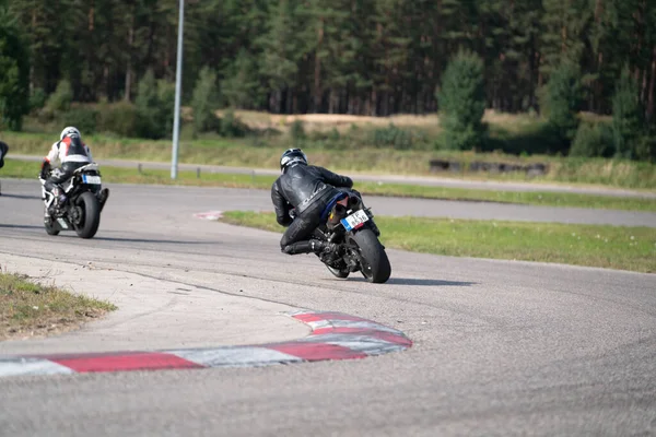 20Ryga Łotwa Motocykl Praktyki Opierając Się Szybkiego Rogu Torze — Zdjęcie stockowe