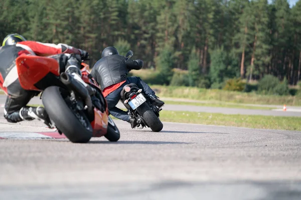 20Riga Lettland Motorrad Training Lehnt Sich Eine Schnelle Kurve Auf — Stockfoto