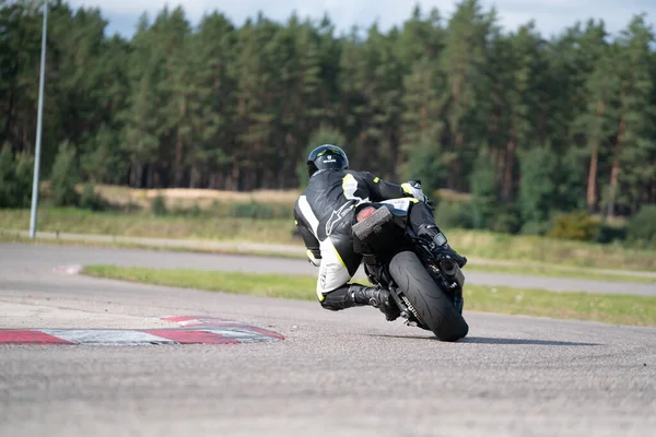 2020Riga Lettonie Pratique Moto Penché Dans Coin Rapide Sur Piste — Photo