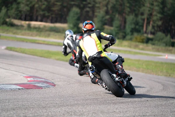 2020Riga Letland Motorfiets Training Leunend Een Snelle Hoek Rails — Stockfoto