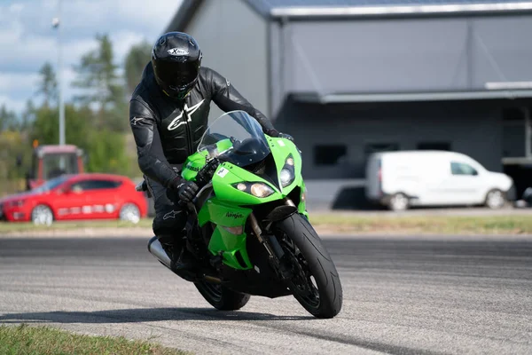20Riga Lettland Motorrad Training Lehnt Sich Eine Schnelle Kurve Auf — Stockfoto