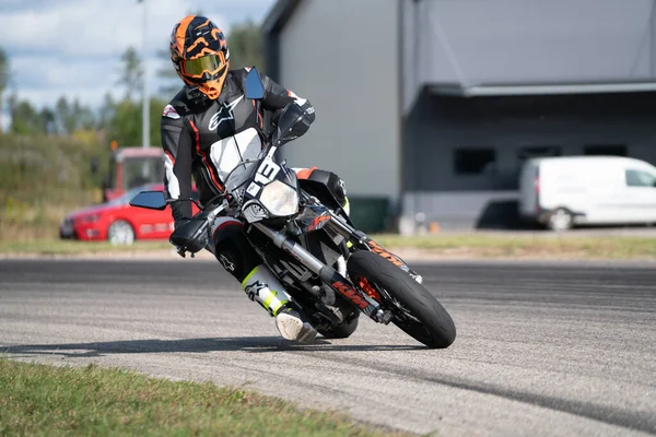 2020Riga Letland Motorfiets Training Leunend Een Snelle Hoek Rails — Stockfoto