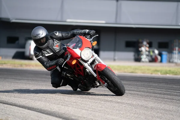 2020Riga Letonya Motosiklet Çalışması Hızlı Bir Viraja Dayanıyor — Stok fotoğraf