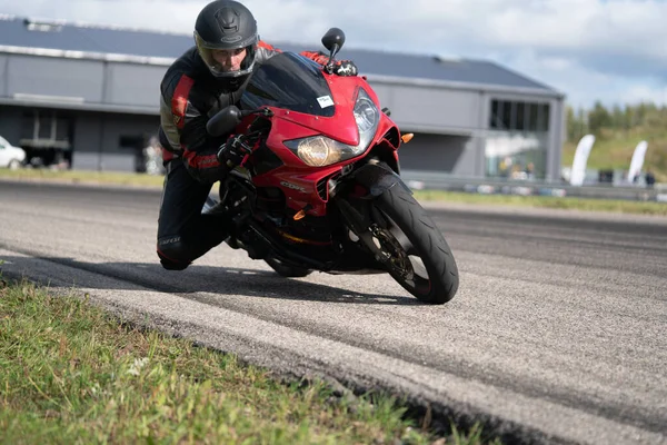 20Riga Lettland Motorrad Training Lehnt Sich Eine Schnelle Kurve Auf — Stockfoto