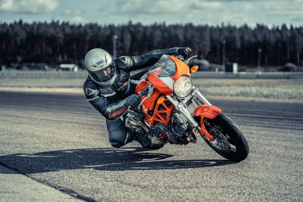 2020Riga Lettország Motorkerékpár Gyakorlat Hajlik Egy Gyors Sarokban Pályán — Stock Fotó