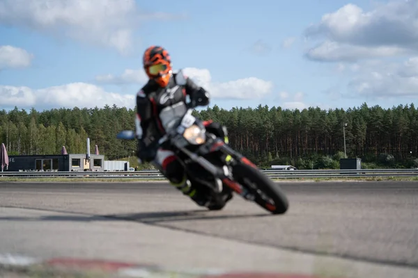 2020Riga Letónia Prática Motocicleta Inclinada Para Canto Rápido Pista — Fotografia de Stock