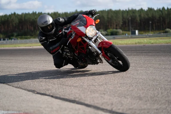2020Ρίγα Λετονία Μοτοσικλέτα Πρακτική Κλίνει Μια Γρήγορη Γωνία Στην Πίστα — Φωτογραφία Αρχείου