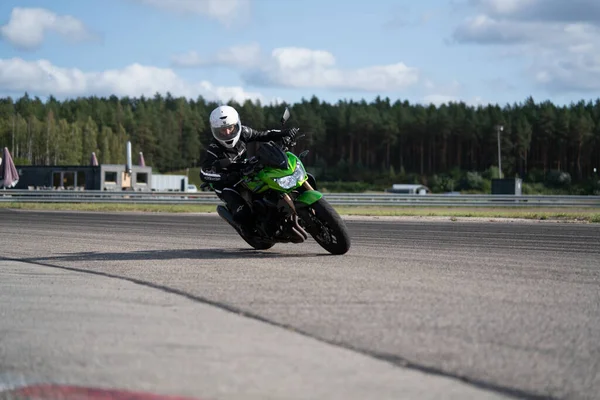 2020Riga Letonya Motosiklet Çalışması Hızlı Bir Viraja Dayanıyor — Stok fotoğraf
