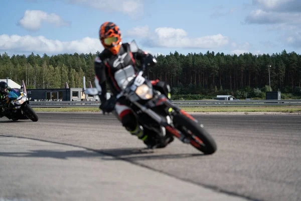 20Riga Lettland Motorrad Training Lehnt Sich Eine Schnelle Kurve Auf — Stockfoto