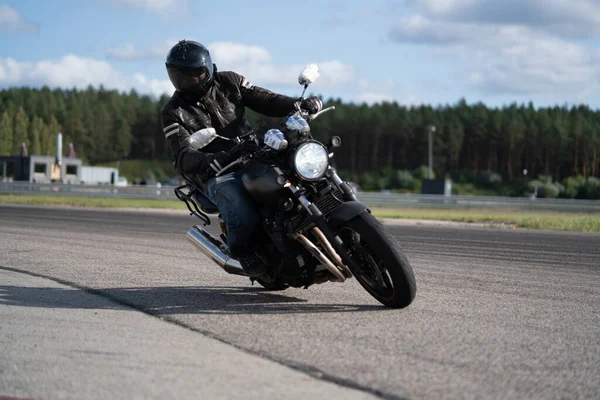 2020Ρίγα Λετονία Μοτοσικλέτα Πρακτική Κλίνει Μια Γρήγορη Γωνία Στην Πίστα — Φωτογραφία Αρχείου