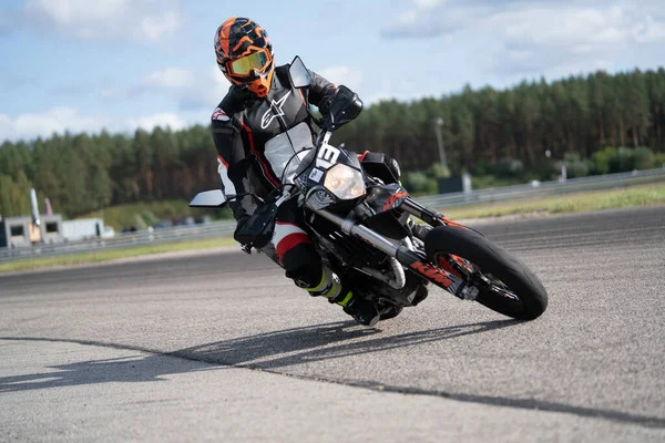 2020Riga Latvia Motorcycle Practice Leaning Fast Corner Track — Stock Photo, Image