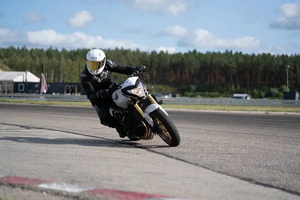 20Ryga Łotwa Motocykl Praktyki Opierając Się Szybkiego Rogu Torze — Zdjęcie stockowe