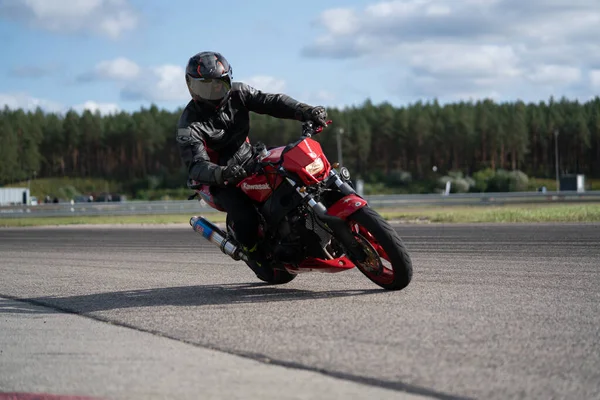 20Riga Lettland Motorrad Training Lehnt Sich Eine Schnelle Kurve Auf — Stockfoto