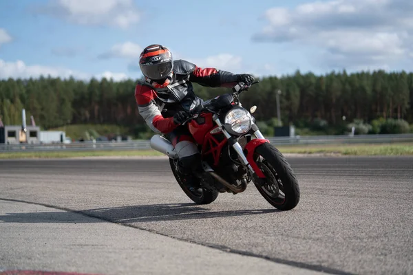 2020 Riga Latvia Motocicleta Prática Inclinando Para Canto Rápido Pista — Fotografia de Stock