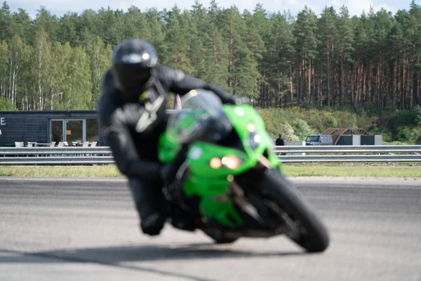 2020 Riga Latvia Motocicleta Prática Inclinando Para Canto Rápido Pista — Fotografia de Stock