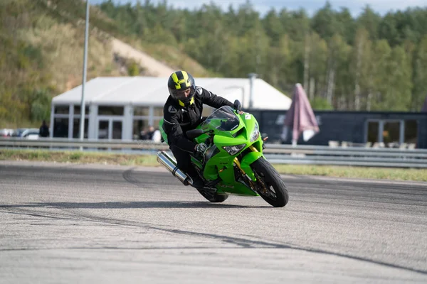 2020 Riga Latvia Motocicleta Prática Inclinando Para Canto Rápido Pista — Fotografia de Stock