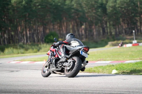 2020 Riga Latvia Motocicleta Prática Inclinando Para Canto Rápido Pista — Fotografia de Stock