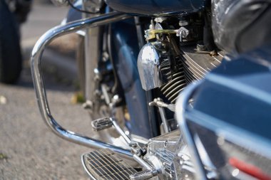 Güneşli bir günde motosiklet sürmek.