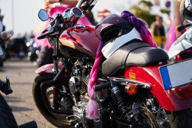 Güneşli bir günde motosiklet sürmek.