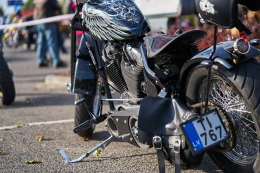 Güneşli bir günde motosiklet sürmek.