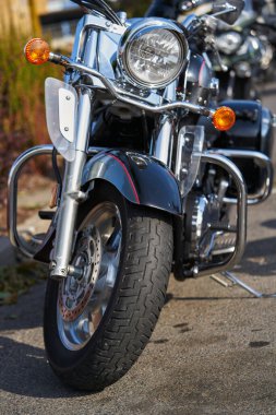 Güneşli bir günde motosiklet sürmek.