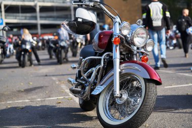Güneşli bir günde motosiklet sürmek.