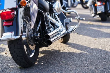 Güneşli bir günde motosiklet sürmek.