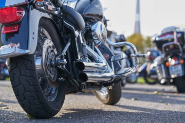 Güneşli bir günde motosiklet sürmek.