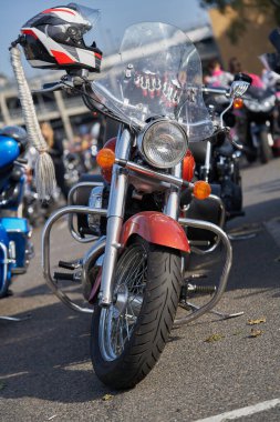Güneşli bir günde motosiklet sürmek.