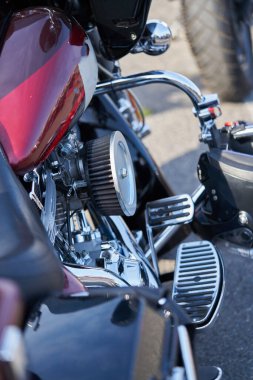 Güneşli bir günde motosiklet sürmek.