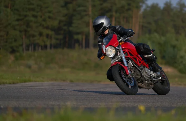 Motociclista Guapo Negro Montando Motocicleta Súper Deportiva —  Fotos de Stock