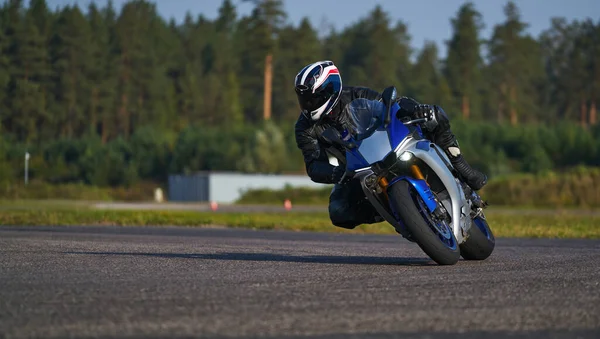 Bonito Motociclista Preto Equitação Seu Super Esporte Motocicleta — Fotografia de Stock