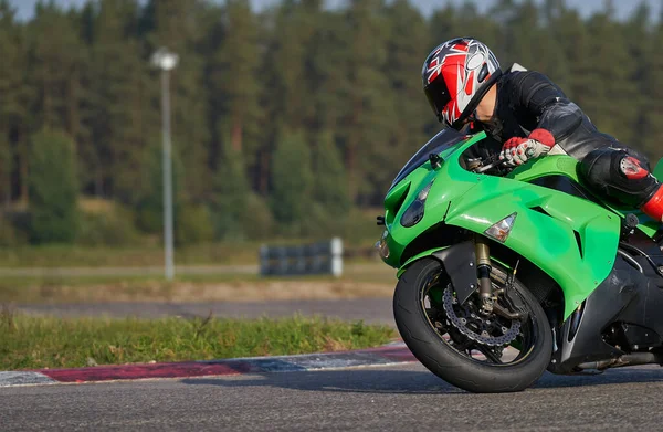 Bonito Motociclista Montando Sua Motocicleta Super Esporte — Fotografia de Stock