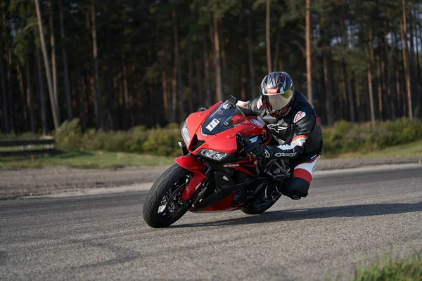 Bonito Motociclista Montando Sua Motocicleta Super Esporte — Fotografia de Stock