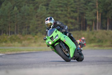 28-09-2020 Riga, Letonya Yakışıklı motosiklet sürücüsü süper spor motosikleti