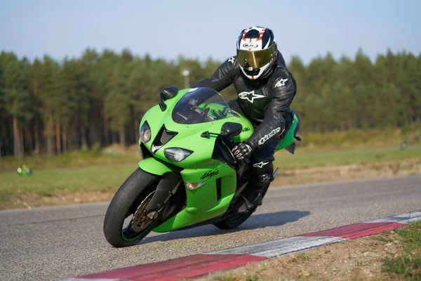 2020 Riga Letónia Bonito Motociclista Montando Sua Moto Super Esporte — Fotografia de Stock
