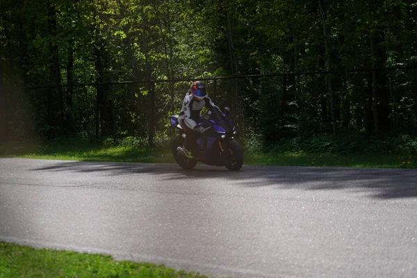 2020 Riga Lotyšsko Motorkář Jede Silnici Motorkář Naučí Ovládat Motorku — Stock fotografie