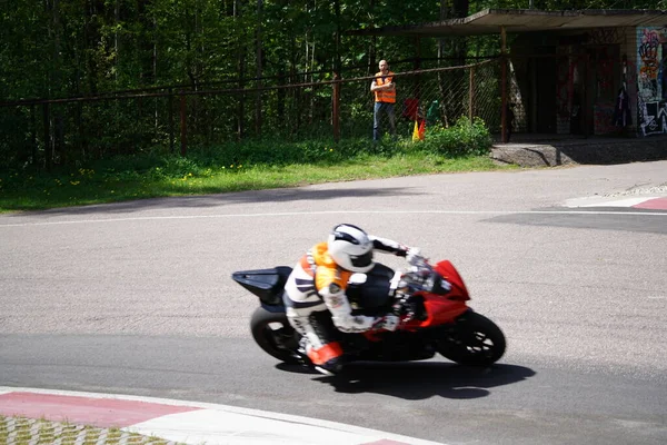 2020 Riga Letónia Motociclista Vai Estrada Motociclista Aprende Controlar Uma — Fotografia de Stock