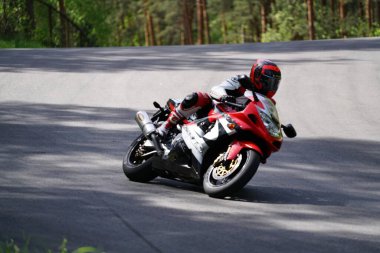 10-05-2020 Ropazi, Letonya motorsikletçisi boş asfalt yolda bisiklet sürüyor. spor bisikleti.