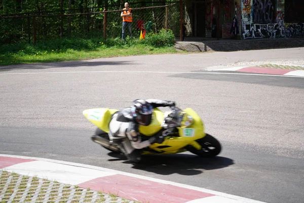 2020 Riga Latvia Motorcyclist Goes Road Motorcyclist Learns Control Motorbike — Stock Photo, Image