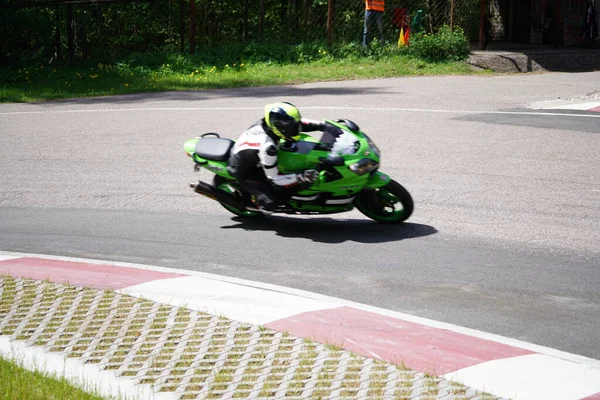 2020 Riga Letónia Motociclista Vai Estrada Motociclista Aprende Controlar Uma — Fotografia de Stock