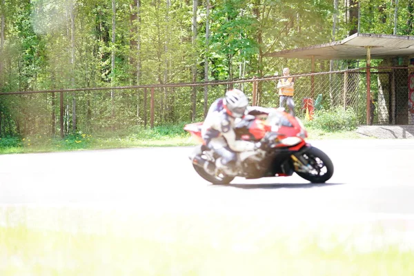 2020 Ryga Łotwa Motocyklista Rusza Trasę Motocyklista Uczy Się Kontrolować — Zdjęcie stockowe
