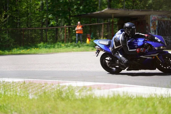 2020 Ryga Łotwa Motocyklista Rusza Trasę Motocyklista Uczy Się Kontrolować — Zdjęcie stockowe