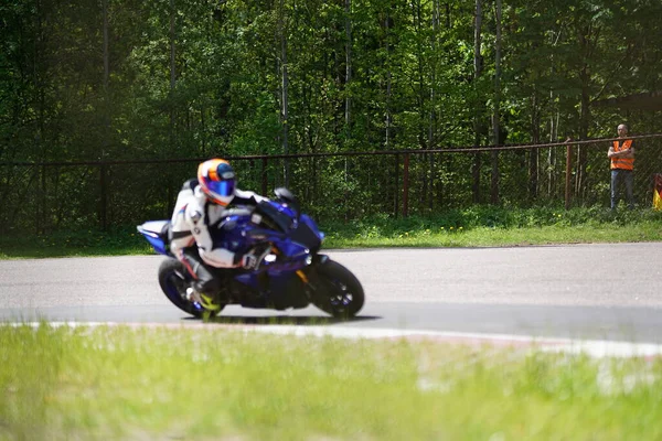 2020 Riga Letónia Motociclista Vai Estrada Motociclista Aprende Controlar Uma — Fotografia de Stock