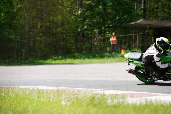 2020 Riga Lotyšsko Motorkář Jede Silnici Motorkář Naučí Ovládat Motorku — Stock fotografie