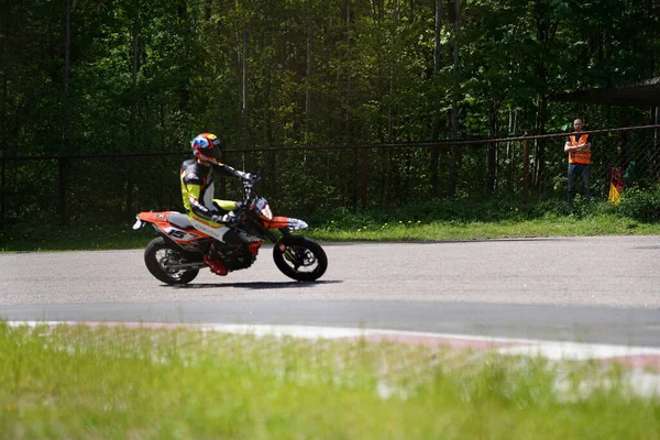 2020年5月25日 ラトビア オートバイ愛好家が道を行く オートバイ学者はバイクを制御することを学ぶ — ストック写真