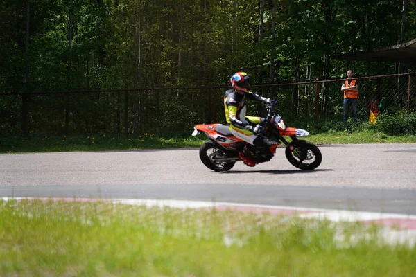 2020 Riga Lettonia Motociclista Strada Motociclista Impara Controllare Una Moto — Foto Stock