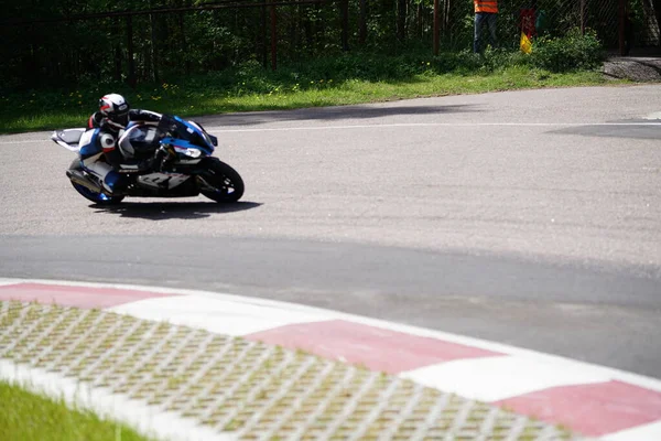 2020 Riga Letland Motorrijder Gaat Weg Een Motorrijder Leert Een — Stockfoto